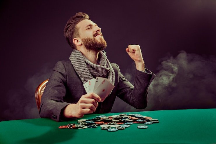 rtp kaskustoto mobile app interface showing slot games and live casino options